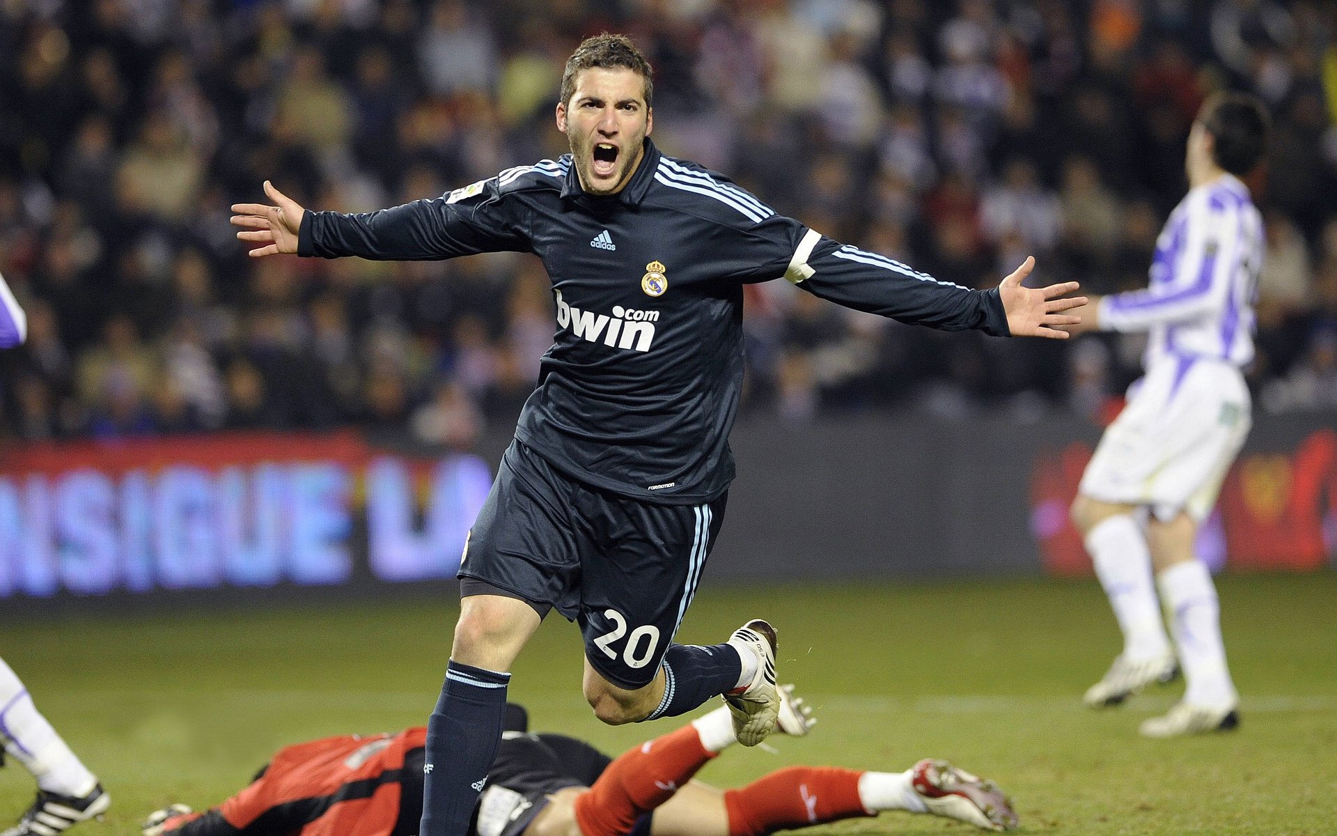 莱万多夫斯基在美国队比赛中大比分获胜,出色发挥引发热议!再创辉煌时刻